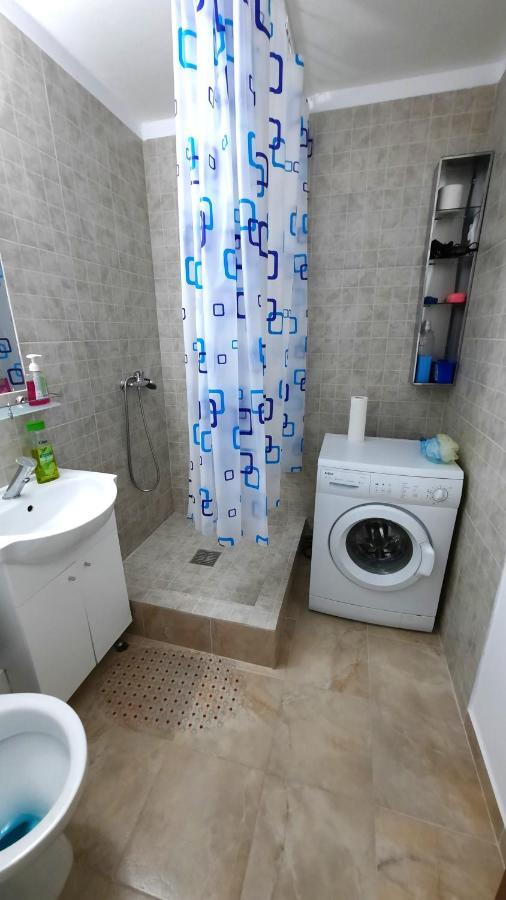 Lovely 1 Bedroom Apartment With Free Street Parking Bucareste Exterior foto